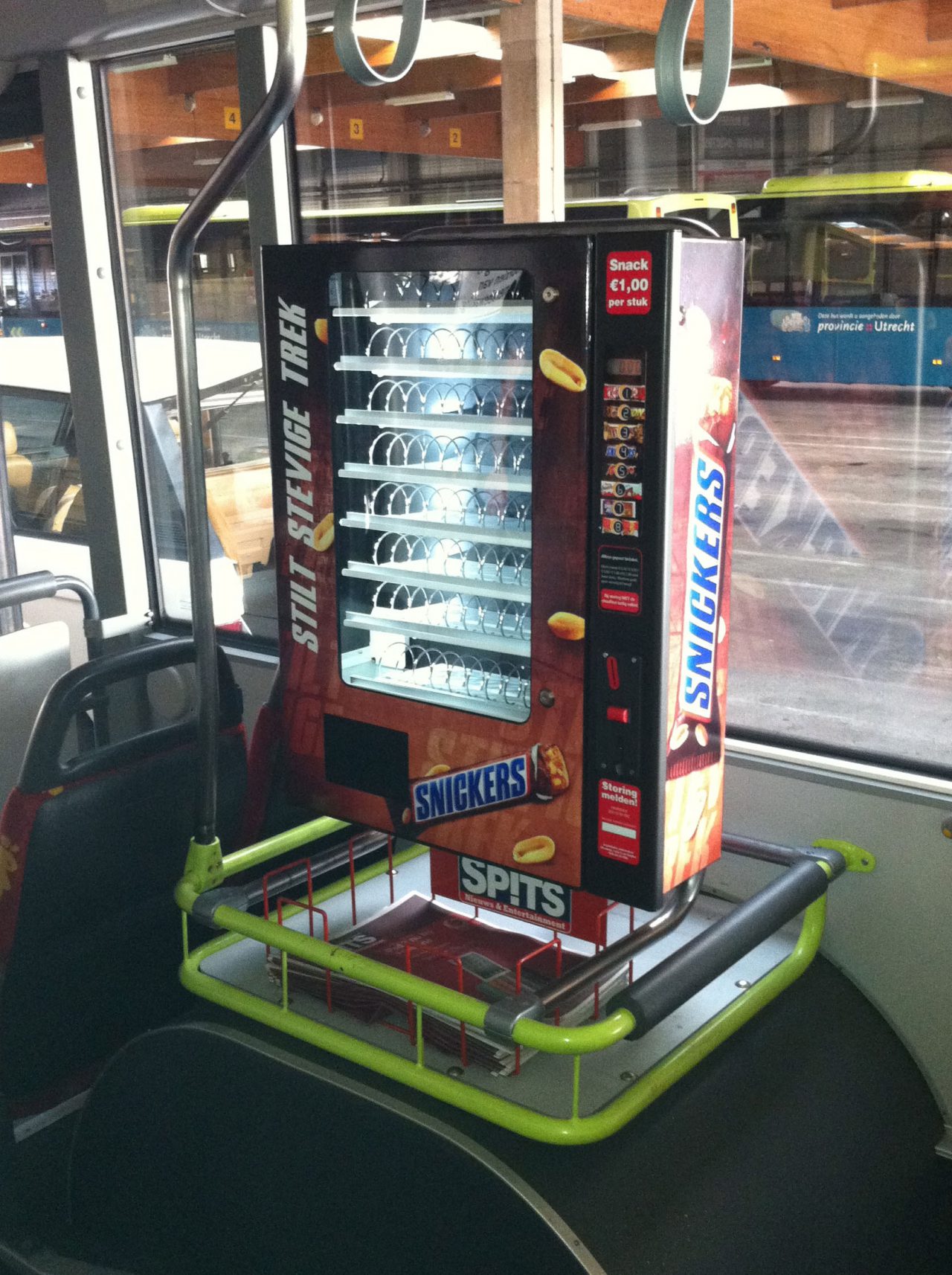 distributore automatico di dimensioni medie personalizzato adattato per bus per la vendita di snack