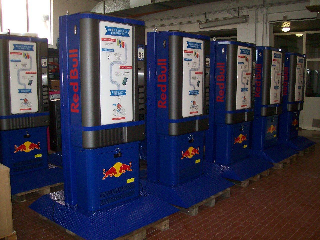 distributore refrigerato di bibite personalizzato per la Red Bull